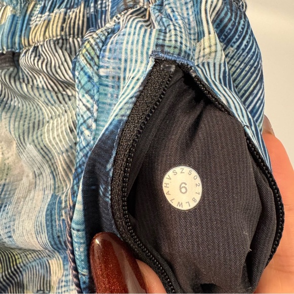 Lululemon Tracker Short V *4"
Sun Dazed Multi Blue size 6 - Picture 9 of 9
